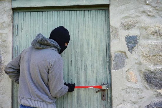 Un ladro in azione - Foto di repertorio