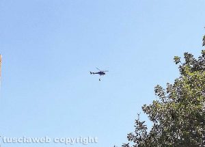 Viterbo - Vastissimo incendio a Sant'Angelo di Roccalvecce - L'intervento dell'elicottero