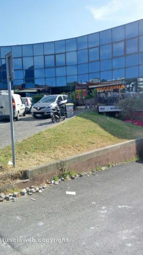 Viterbo - Parcheggio di fronte viale Armando Diaz nel degrado