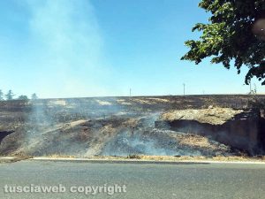Viterbo - Incendio sulla cassia Nord, nei pressi del deposito del gas