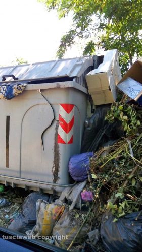 Viterbo - Strada Cassia nord - Discarica a cielo aperto