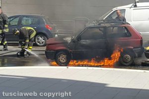 Viterbo - Auto in fiamme a via Montenero