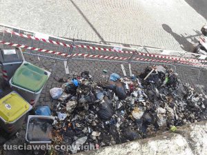 Viterbo - Rifiuti incendiati a piazza Verdi