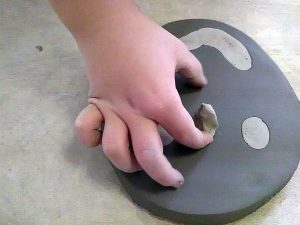 Bambini che giocano con l'argilla
