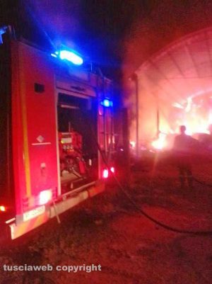 Tuscania - L'incendio sulla Vetrallese con le balle in fiamme 