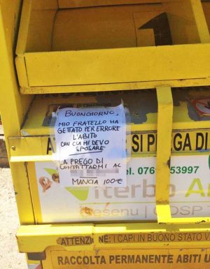 Il cartello affisso nel raccoglitore della Caritas