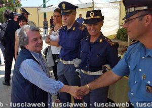 Tarquinia - Festa Mondo nuovo onlus - Renato Brunetta con alcuni poliziotti