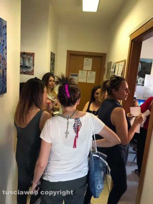La fila alla Cisl per consegnare le domande per le graduatorie d'istituto