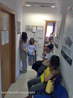 La fila alla Cisl per consegnare le domande per le graduatorie d'istituto