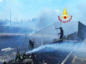 Civitavecchia - Incendio vicino al centro commerciale, danneggiate 30 auto