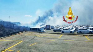 Civitavecchia - Incendio vicino al centro commerciale, danneggiate 30 auto