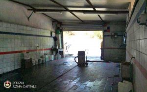 Roma - L'officina sequestrata