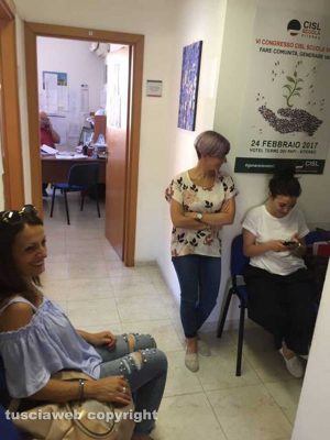 La fila alla Cisl per consegnare le domande per le graduatorie d'istituto