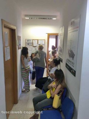 La fila alla Cisl per consegnare le domande per le graduatorie d'istituto