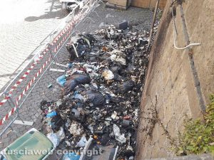 Viterbo - Rifiuti incendiati a piazza Verdi