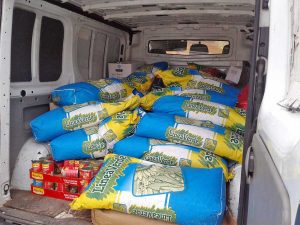 I volontari con il cibo per gli animali di Amatrice 