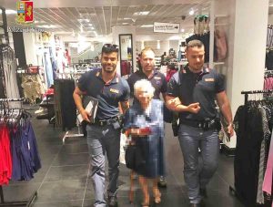 Roma - I poliziotti con la 91enne
