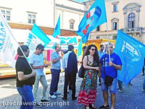Viterbo - Piazza del Comune - Chiara Frontini alla protesta della polizia penitenziaria