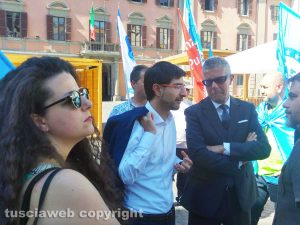 Viterbo - Piazza del Comune - Chiara Frontini e Daniele Sabatini alla protesta della polizia penitenziaria