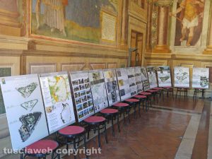 Viterbo - Comune - Incontro su prato giardino