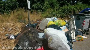 Viterbo - Rifiuti in strada Monte Pizzo