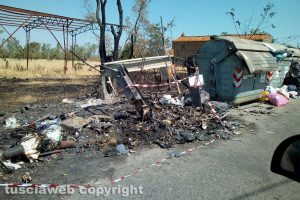 Viterbo - I rifiuti incendiati lungo strada Primomo