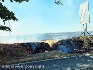 Viterbo - Incendio sulla cassia Nord, nei pressi del deposito del gas