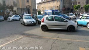Bagnaia - Piazza XX settembre invasa dalle auto