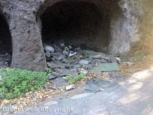 Viterbo - Strada Riello piena di rifiuti