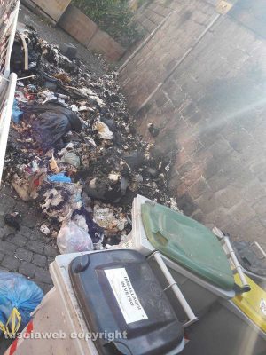 Viterbo - Rifiuti incendiati a piazza Verdi