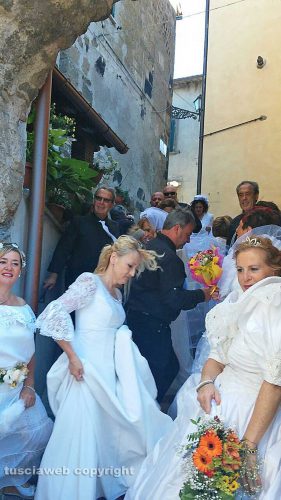 Marta - Sfilata di sposi per le vie del paese