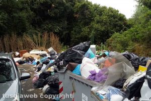 Viterbo - Rifiuti su strada Mezzogrosso