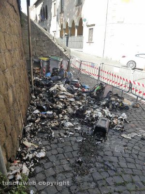 Viterbo - Rifiuti incendiati a piazza Verdi