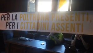 Viterbo - Consiglio comunale - Lo striscione dei 5 stelle