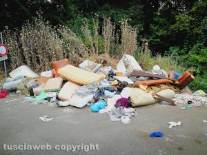 Viterbo - Discarica a cielo aperto in strada Mezzogrosso