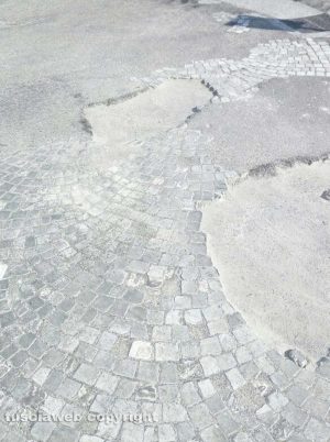 Viterbo - Parcheggio di fronte viale Armando Diaz nel degrado