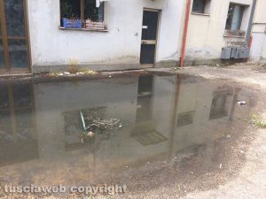 Viterbo - Santa Barbara - Tombino otturato in piazzale dei Buccheri