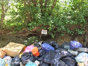 Viterbo - Discarica a cielo aperto all'inizio di strada Palomba