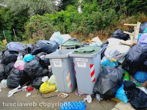 Viterbo - Discarica a cielo aperto in strada Mezzogrosso