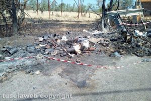 Viterbo - I rifiuti incendiati lungo strada Primomo