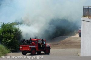 Viterbo - L'incendio sulla Tangenziale ovest