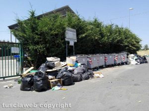 Rifiuti nella zona industriale di Grotte Santo Stefano