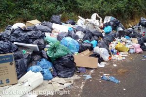 Viterbo - Rifiuti su strada Mezzogrosso