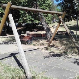 Viterbo - Via C. Cattaneo - "Giardino della solidarietà e del sorriso" nel degrado