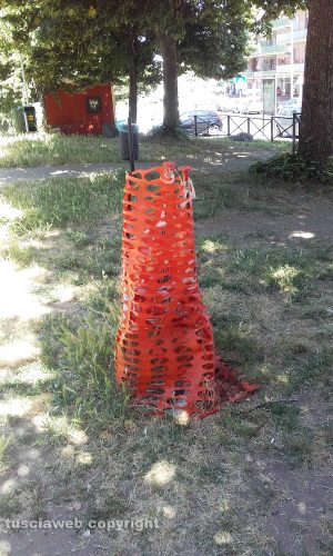 Viterbo - Via C. Cattaneo - "Giardino della solidarietà e del sorriso" nel degrado