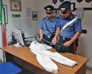 Civitavecchia - Carabinieri - La tuta da imbianchino e il fucile da sub sequestrati
