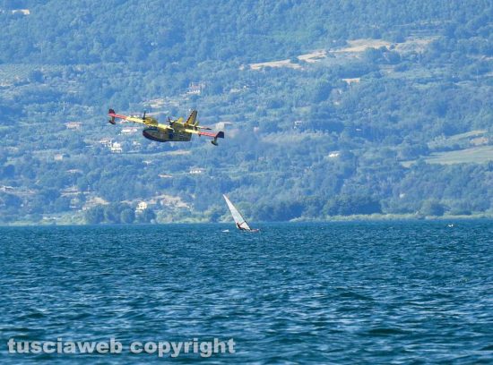 Lago di Bolsena - Il canadair al lavoro