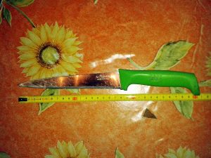 Vetralla – Il coltello usato dalla donna per minacciare la coppia di anziani