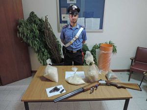 Civita castellana - Carabinieri - La droga e il tritolo sequestrato