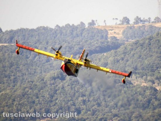 Lago di Bolsena - Il canadair al lavoro